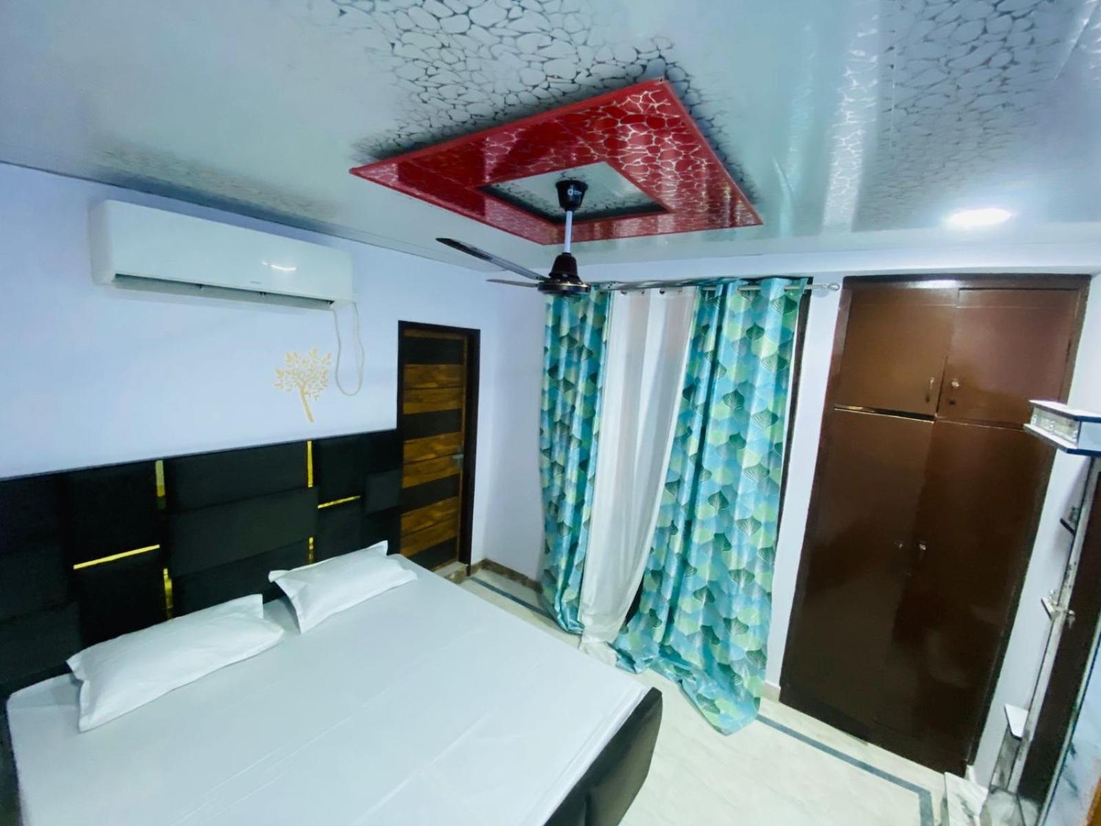 Flips With Mykonos Guest house New Delhi